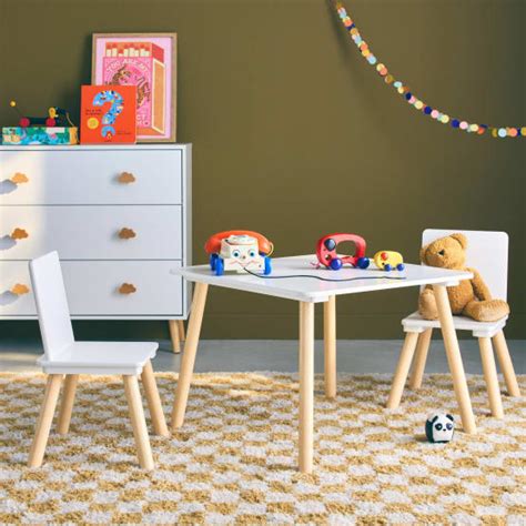 Table carrée enfant avec 2 chaises. pieds en pin. blanc | sweeek - Gamm ...