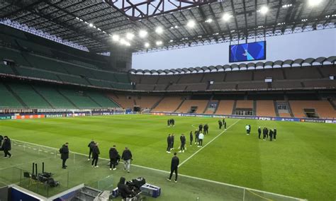 Eprav Milan Igra Slabo Je Stadion San Siro Prava Trdnjava