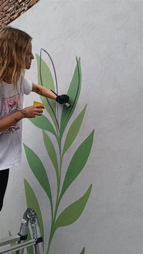 Se está preparando este patio para la primavera Un mural floral