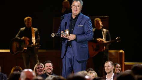 Vince Gill receives 2025 CMA Willie Nelson lifetime achievement award