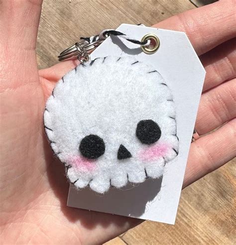 Llavero de calavera de fieltro Etsy México Ý tưởng tự làm Tượng