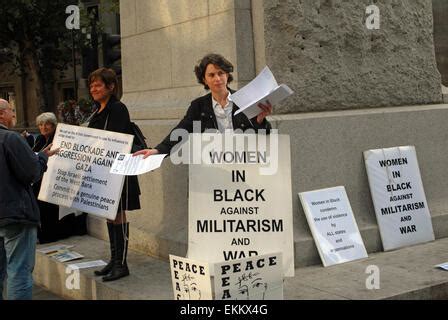 London UK 20 August 2014 Women In Black Protest For Peace At Edith