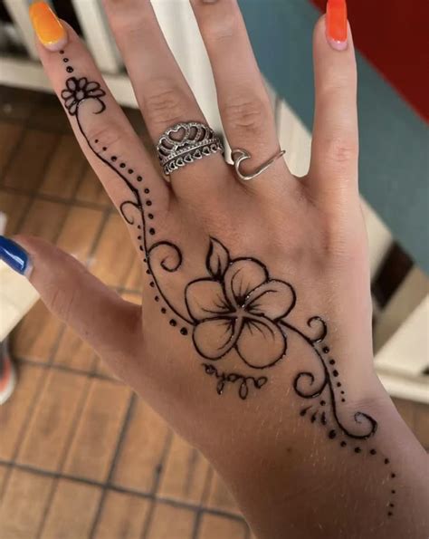 Pin By Sunayana Muralidhar On Flowers Henna Simple Henna Tattoo