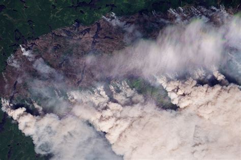 Wildfires threaten Northern Ontario communities as province asks for