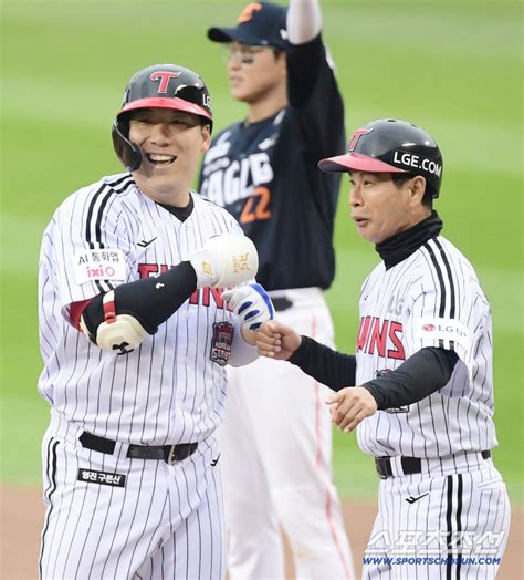 Kim Hyun-soo's timely RBI in the fall baseball season | SportsChosun 