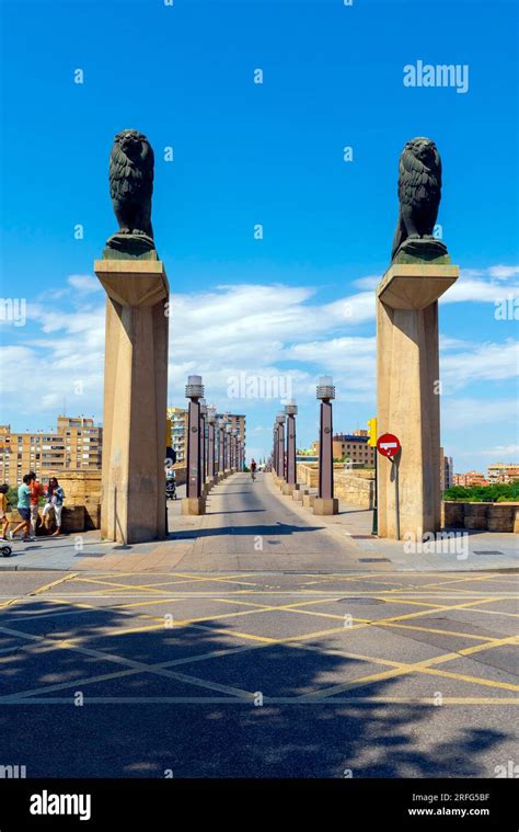 Lion Bronze Statue Zaragoza Hi Res Stock Photography And Images Alamy