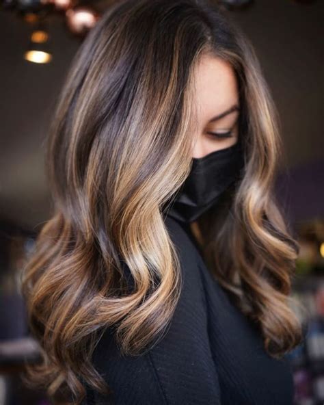 Braune Haare mit Highlights Inspiration für nächste