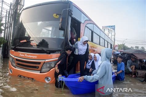 Begini Cara Pekerja Pabrik Melintasi Banjir Di Jalan Raya Dayeuhkolot