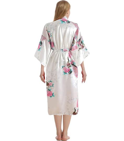 Trifolium Bata Kimono y Camisón de Seda Satinada con Estampado de Pavo Real