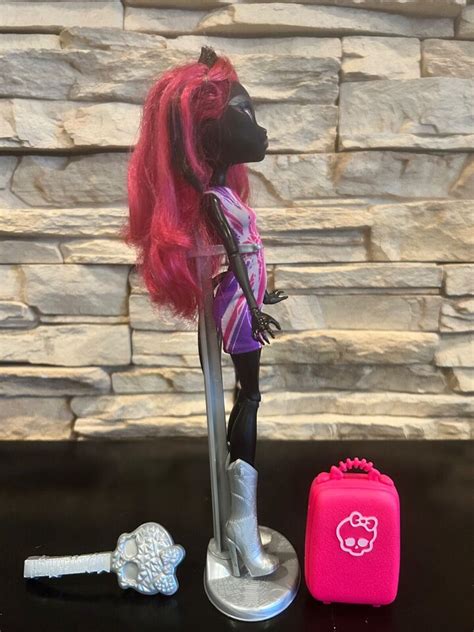 Monster High Ghoulebrities In Londoom Catty Noir Doll W Luggage Stand