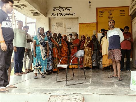 aligarh gopi village residents protest  power cut electricity