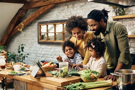 Familia Negra Feliz Preparando Comida Saludable En La Cocina Foto Gratis