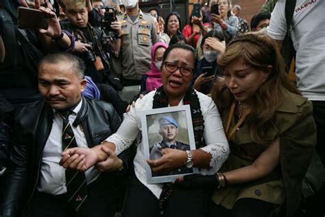 Foto Bertemu Perdana Usai Para Terdakwa Divonis Ibu Richard Minta