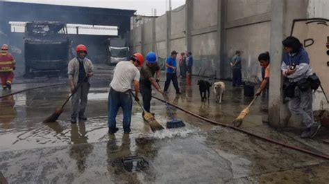 Ate Vitarte Dos Buses Interprovinciales Se Incendiaron Al Costado De