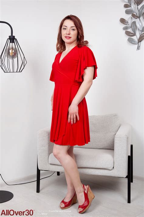 Сексуальная MILF Francheska Divine раздевается догола и демонстрирует свою аппетитную киску