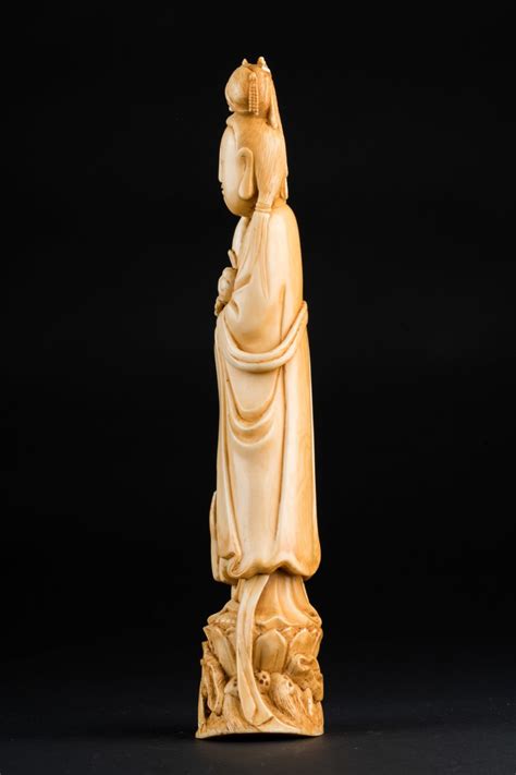 Intaglio In Avorio Raffigurante Guanyin Cina Dinastia Qing Xix Secolo