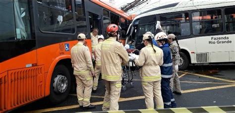 Acidente entre dois ônibus deixa 45 pessoas feridas no Centro