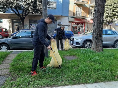 Foggia volontari de La via della felicità ripuliscono viale