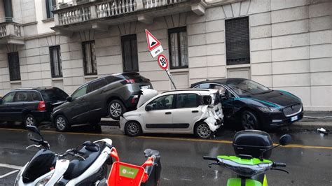 Milano Incidente A Chinatown Jaguar Si Schianta Contro Una Ford Due