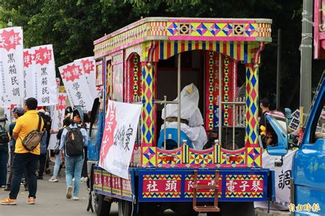 反對國小旁蓋殯儀館！員林市民撒冥紙抗議 請孝女白琴「哭訴」 生活 自由時報電子報