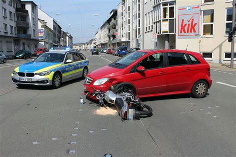 Motorradfahrer In Wuppertal Von Auto Erfasst Und Verletzt