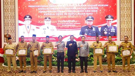 Gubernur Ansar Ahmad Terima Penghargaan Sebagai Kolaborator Dan Pembina