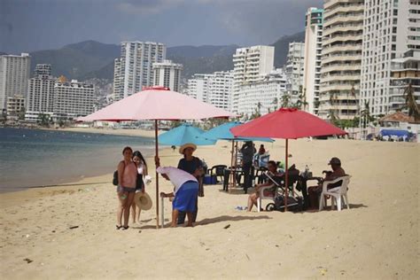 Pese a Otis vienen a Acapulco por sus cálidas aguas dicen turistas