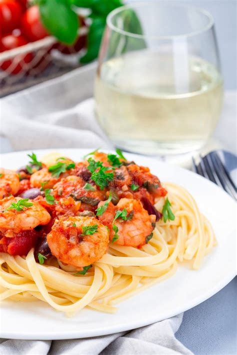 Plateau Linguine Avec Salle De Bain Persil Et Crevettes Image Stock