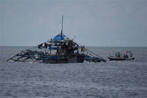 Philippines Vows To Remove Floating Barriers Placed By China In South