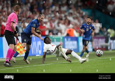 Italys Giorgio Chiellini Left Pulls Back Englands Bukayo Saka