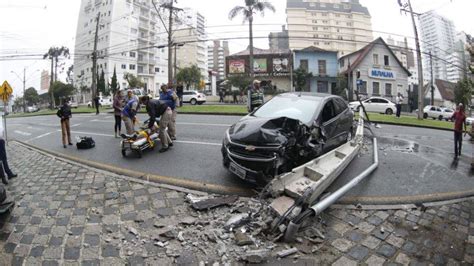 Carro Bate Em Poste Na Visconde De Guarapuava Em Curitiba