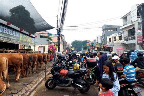 Foto Harum Idul Adha Mulai Tercium Banyak Warga Datangi Lapak Hewan