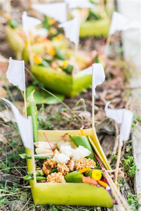 Ofrendas Tradicionales Del Balinese A Dioses En Bali Foto De Archivo