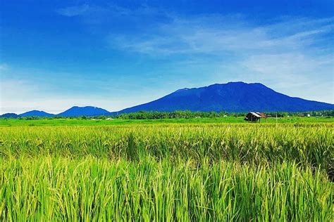 Misteri Keangkeran Gunung Marapi Dibalut Sosok Legenda Mak Lampir Dan