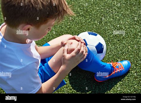 Las Lesiones De La Rodilla En El Niño Fútbol Jugador Fotografía De