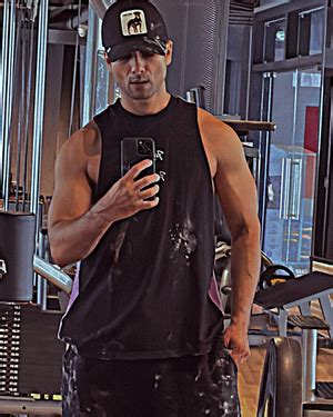 Shahid Kapoor Flaunts Muscles In Mirror Wishes Himself Happy Sunday