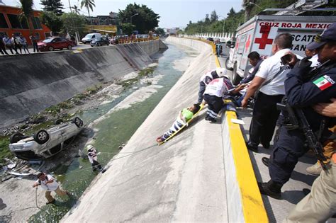 Choca Una Urvan Contra Un Auto Y Lo Lanza Al R O Huacapa En La Capital