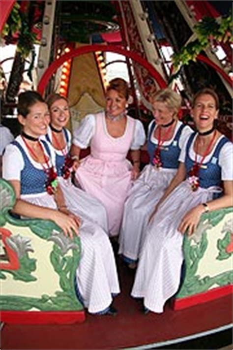 Lufthansa Oktoberfest Crew Mit Wiesntracht Aus Asien Und Nordamerika