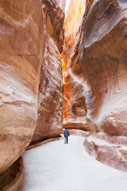 El Paso Estrecho De Siq A La Antigua Ciudad De Petra Foto Premium