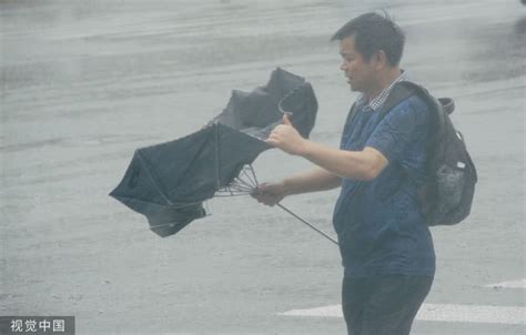 超强台风“利奇马”逼近！直击各地“风雨交加” 市民风雨中寸步难行 深圳新闻网