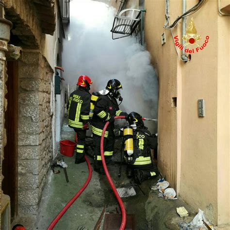 Fuga Di Gas Esplosione E Incendio In Un Edificio Di Itri Ferito Il