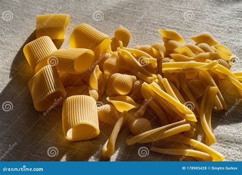 Pasta Seca Sin Cocer De Italia Foto De Archivo Imagen De Fondo