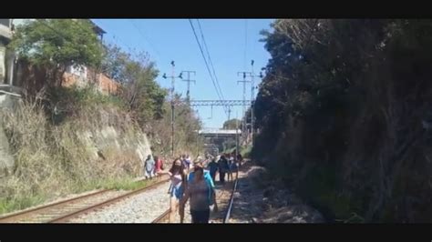 Trem Descarrila E Prejudica Circula O No Ramal Japeri Rio De Janeiro