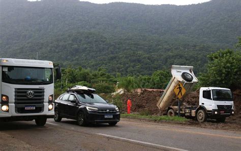 Liberada rodovia Rio Santos tem marcas da tragédia no litoral de SP