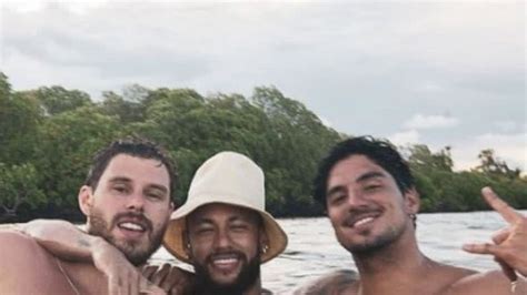 Tanto Faz Gabriel Medina Arranca Suspiros Ao Posar Neymar Jr E