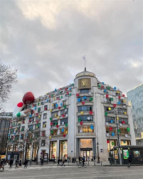 Bolinhas De Yayoi Kusama Invadem Lojas Da Louis Vuitton Pelo Mundo