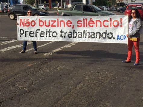 G Sil Ncio Prefeito Trabalhando Diz Faixa Em Protesto De