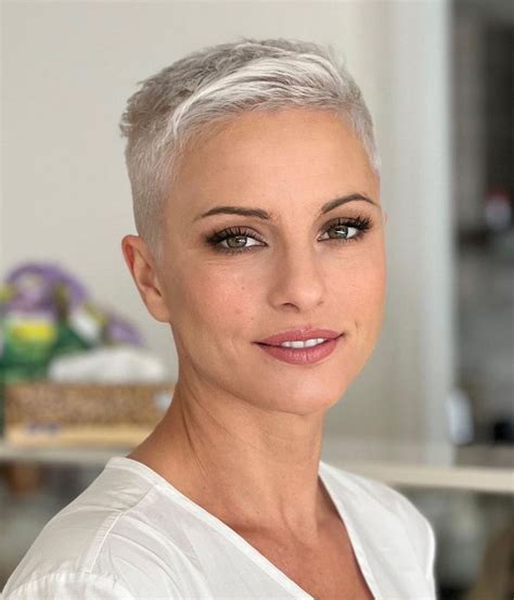 30 Short Gray Hairstyle Ideas To Rock In 2025