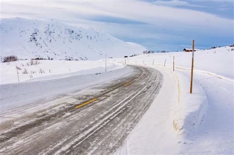 Carretera Congelada Con Monta As Nevadas En Noruega Foto Premium