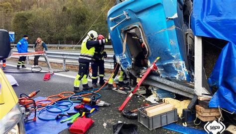 Herido un camionero tras volcar su vehículo en la AP 66